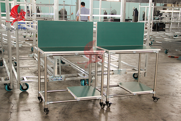 Bàn thao tác inox tại xưởng Sukavina